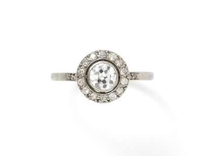 null Delicate ring in platinum 850 thousandths adorned with an old cut diamond in...