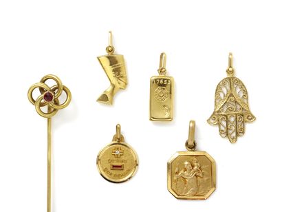 null Lot en or 750 millièmes, composé de 4 pendentifs à décor de main de Fatma, tête...