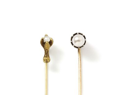 null Lot in gold 750 thousandths, composed of 2 tie pins, one of which decorated...