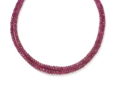 null Necklace composed of 2 rows of faceted pearls of ruby root in light fall, decorated...