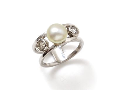 null Bague en or gris 750 millièmes composée d'un anneau ajouré centré d'une perle...