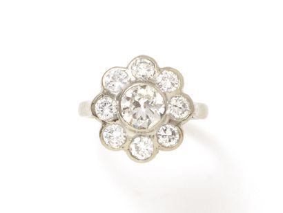 null Daisy ring in white gold 750 thousandth dressed with old cut diamonds in closed...