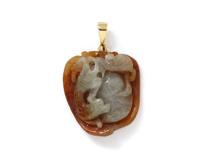 null Pendant in gold 750 thousandths holding an Asian motive in engraved jade.

Gross...