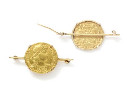 null Broche barrette en or 750 millièmes décorée d'une pièce décorée à l'antique.

Poids:...