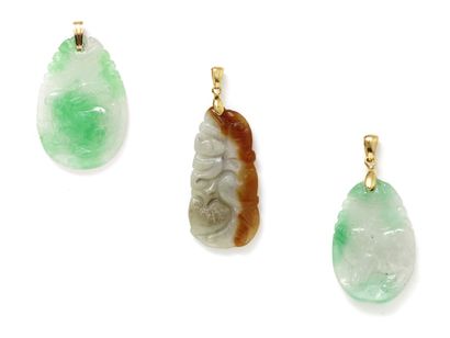 null Lot composed of 3 carved jade pendants, with plant and animal decoration. The...