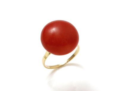 null Gold ring 750 thousandth, decorated with a large cabochon of coral of beautiful...