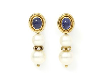 null Pair of earrings in gold 750 thousandths, holding in pampille of the pearls...