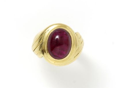 null Gold ring 750 thousandth, decorated with a cabochon of ruby in closed setting....