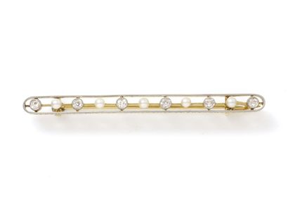 null Brooch barrette in gold 750 and platinum 850 thousandths, decorated with an...