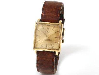null SATO

Bracelet watch of man in gold 750 thousandths, of square form, radiant...