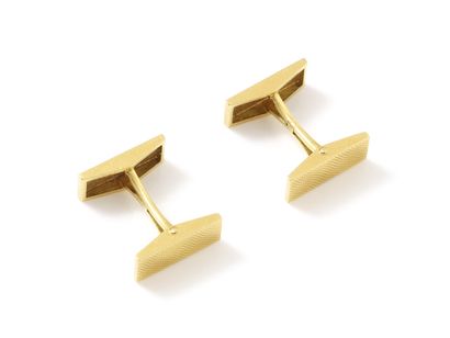 null Pair of cufflinks in gold 750 thousandths, decorated with wavelets in the pattern...
