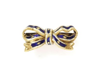 null Brooch in gold 750 thousandth, stylizing a knot with 2 shells, with finely chiseled...