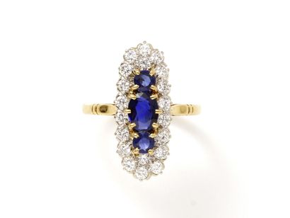 null Ring marquise 2 tons of gold 750 thousandths, decorated with 3 facetted sapphires...