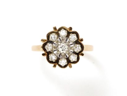 null Ring in gold 750 thousandth, stylizing a flower decorated with a brilliant diamond...