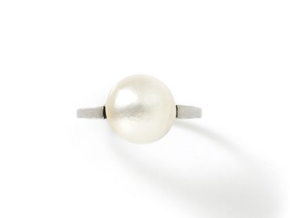 null 
 
Ring in platinum 850 thousandth, decorated with a pearl of culture button...