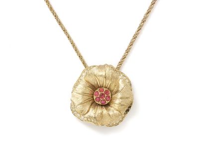 null Chr. DIOR

Collier en métal doré, le pendentif stylisant une fleur ciselée entourée...