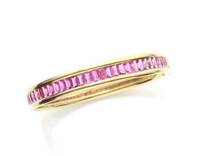 null POIRAY

Bracelet in gold 750 thousandth dressed with a line of pink sapphire...