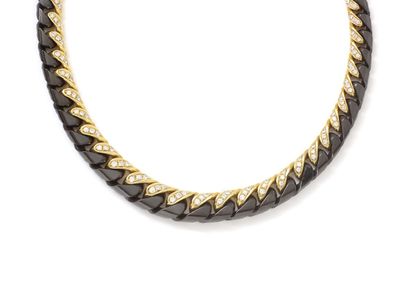 null Elegant articulated necklace in gold 750 thousandths and blackened steel, composed...