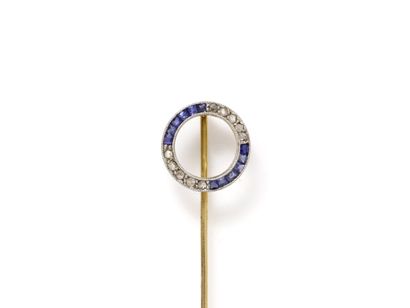 null Épingle de cravate en or 750 et platine 850 millièmes, décorée d'un anneau habillé...
