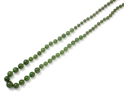  Long collier composé d'une chute de perles de jade néphrite d'environ 6.3 à 12.1...