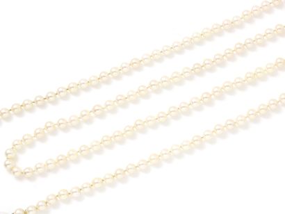 null Long collier composé de perles de culture d'environ 5.9 à 6.4 mm, agrémenté...