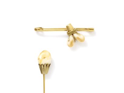 null Gold safety pin 750 thousandths decorated with 2 teeth of stag joined together...