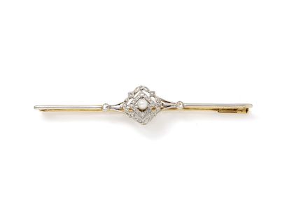 null Brooch barrette in gold 750 and platinum 850 thousandths centered of an openwork...