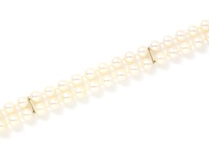 null Bracelet composed of 2 rows of cultured pearls from 6.6 to 6.9 mm. It is decorated...