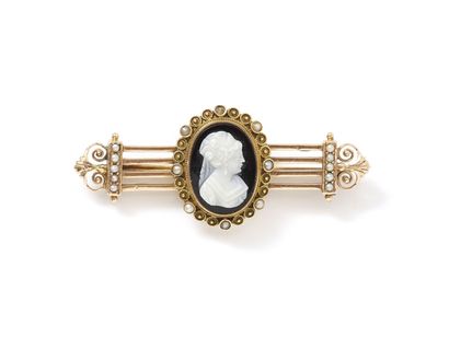 null Brooch in gold 750 thousandths openwork, decorated with a cameo agate 2 layers...