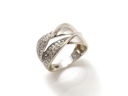 null Ring in white gold 750 composed of double twisted rings punctuated with diamond...