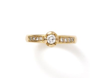 null Ring in gold 750 thousandths, decorated with a brilliant diamond in claw setting,...