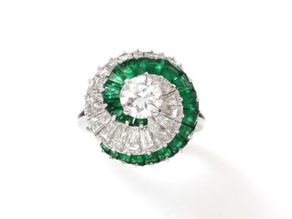 null CARTIER

Elegant 850 thousandth platinum ''Tourbillon'' ring centered on a brilliant-cut...