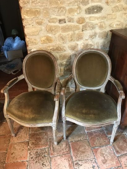 null Paire de fauteuils médaillon style Louis XVI velours vert, XXe Dim : H90 x ...