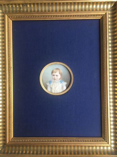 null Portrait miniature d'un petit enfant, sur fond bleu roi, pastel. XIXe. diam...