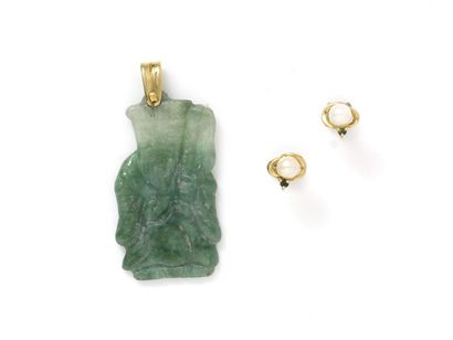 null Lot en or 750 millièmes, composé d'un pendentif retenant une plaque en jade...