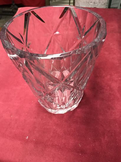 null BACARAT, vase en cristal taillé. H 42cm