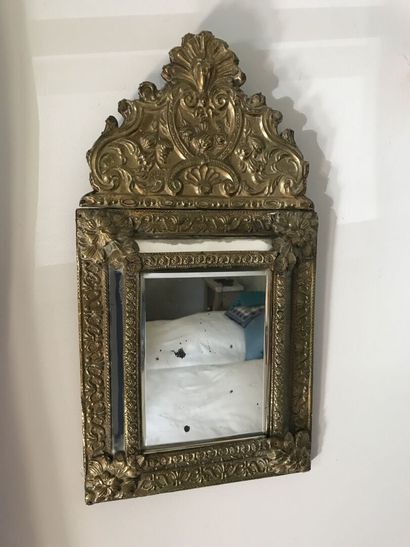 null Miroir sorcière en laiton martelé. XVII/XVIIIe siècle Dim : 57 x 32cm
