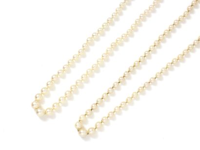 null Lot de 2 colliers de perles de culture en légère chute d'environ 3 à 7 mm. Ils...