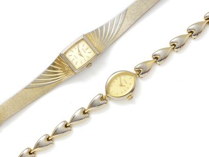 null Lot en métal doré, composé de 2 montres bracelets de dame. Mouvements quartz....