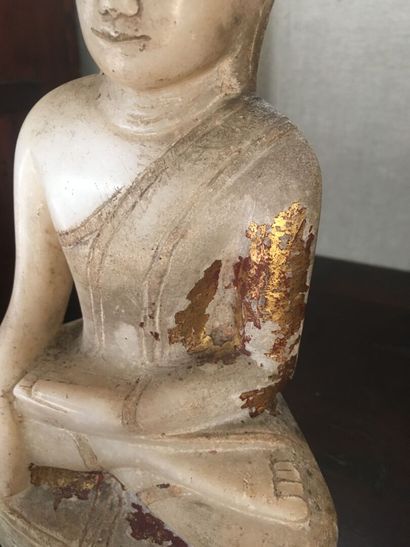 null BIRMANIE, Bouddha en albâtre traces d'ancienne dorure H : 21,5cm