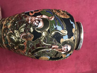 null Vase polychrome représentant des dignitaires ou divinités. Chine, XXe Dim :...
