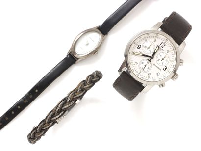 null Lot en acier et métal argenté, composé d'une montre chronographe signée Tissot...