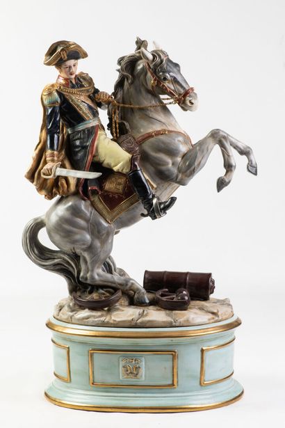null Grand Napoléon sur son cheval, en porcelaine, sur socle portant l'écusson "N"...