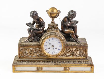 Gilded bronze clock, with globe (detached...