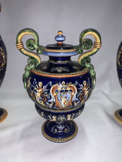 null Suite of a pair of vases with handles, as well as a vase with cover, Renaissance...