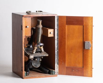 null Microscope of mark COGIT. "905 Paris". In its wooden box, in the state.