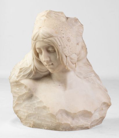Une tête de femme en marbre, début XXème,...