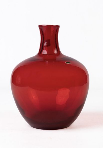 null Erik Höglund (1932-1998) Swedish glass vase, red. For BODA, circa 60. H27,5...
