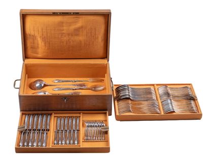 null Ménagère complète en métal argenté dans son coffret bois comprenant 12 fourchettes,...