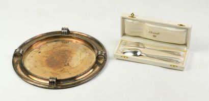 null A lot including a Gallia tray (D33 cm) in silver plated metal and a pair of...